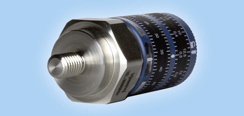 Metallisches Präzisionsdrehteil mit Gewinde und Skala in Schwarz und Blau