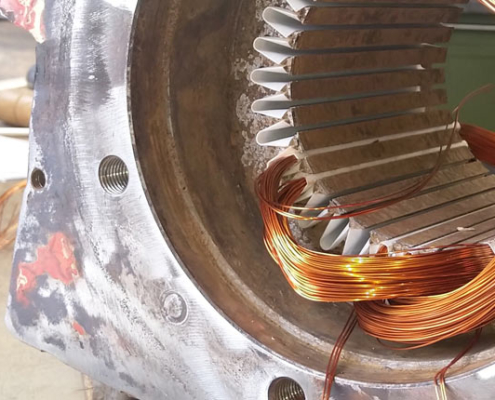 Nahaufnahme eines Elektromotors mit sichtbaren Kupferwicklungen und Metallkern