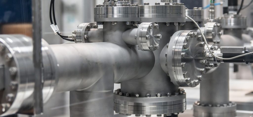 Metallrohr mit mehreren Flanschen und Verschraubungen in einer Industrieanlage