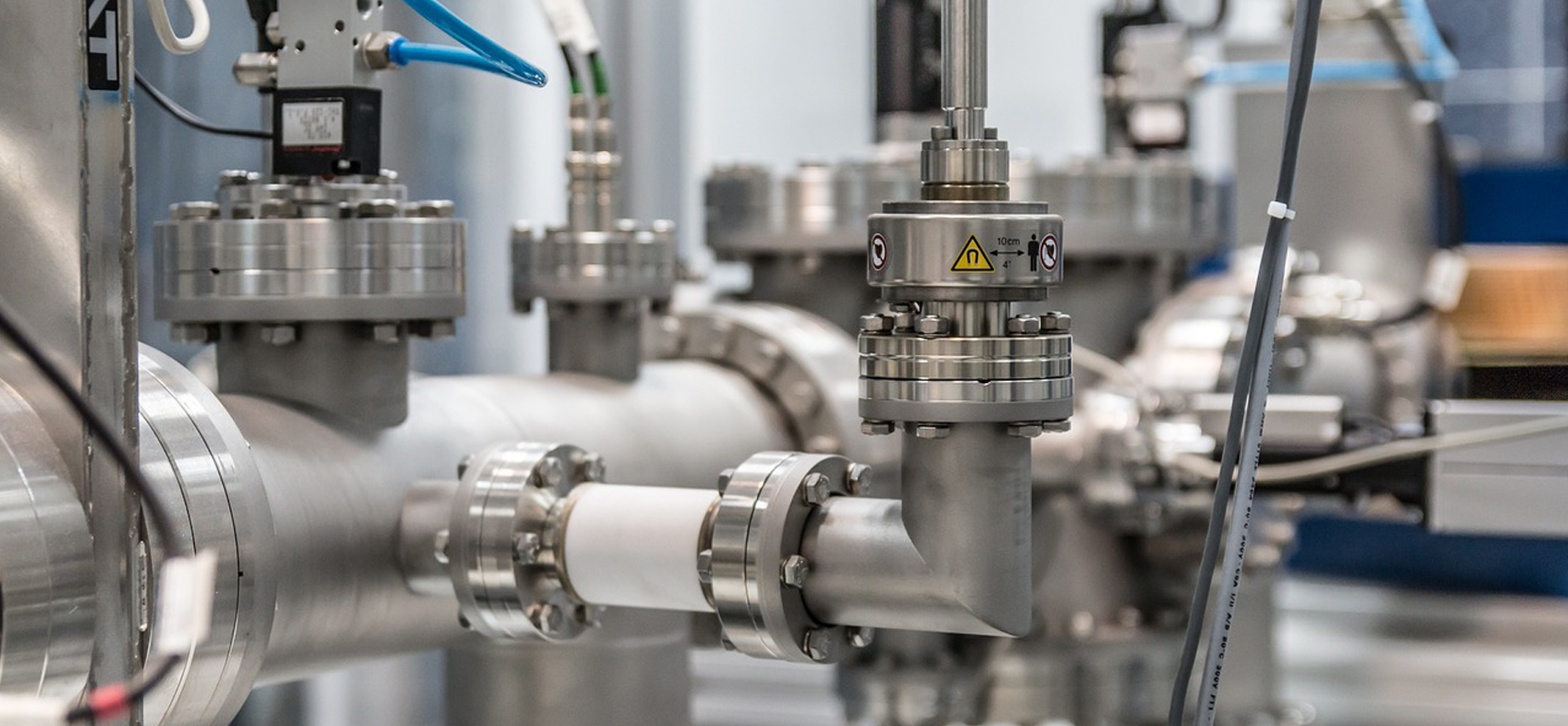 Silberne Rohrverbindungen und Armaturen in einer Industrieanlage