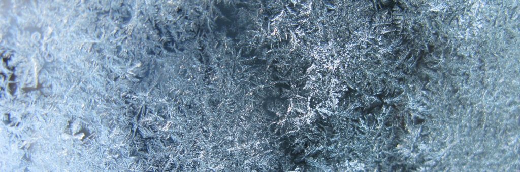 Person hält ein Tablet mit beleuchtetem Bildschirm in beiden Händen in dunkler Umgebung. Pumpen winterfest machen.