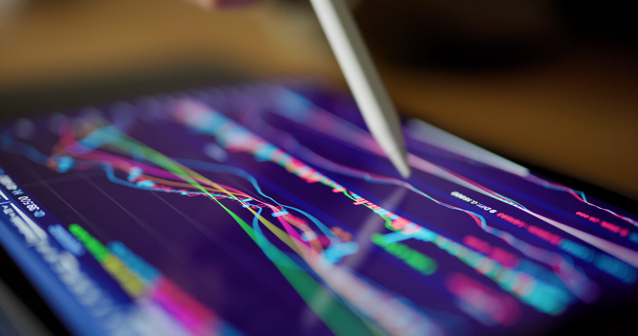 Digitale Tablet-Computer-Nahaufnahme mit mehreren bunten Liniengrafiken und einem Stift, der auf eine Kurve zeigt, im Kontext einer Schwingungsanalyse.