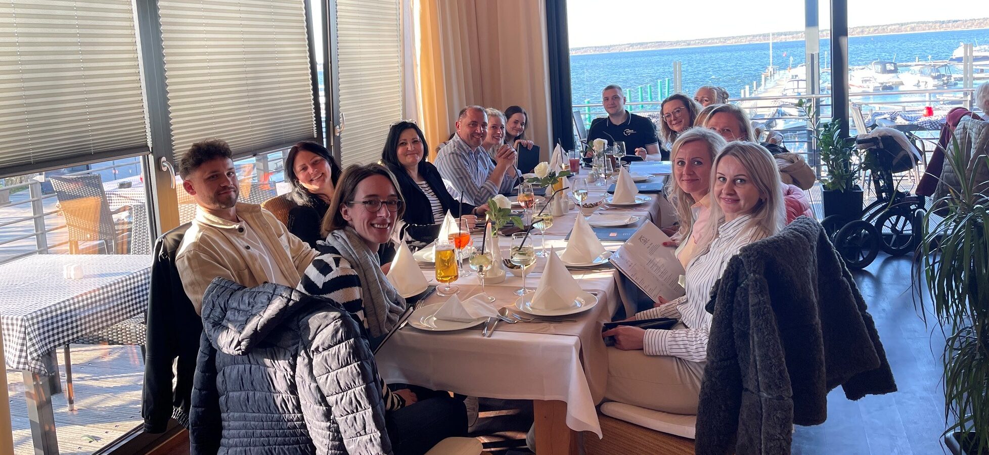 Das Kaufmännische Gruppenmeeting 2026 in Göhren-Lebbin: Gruppe an Kollegen sitzen am Tisch