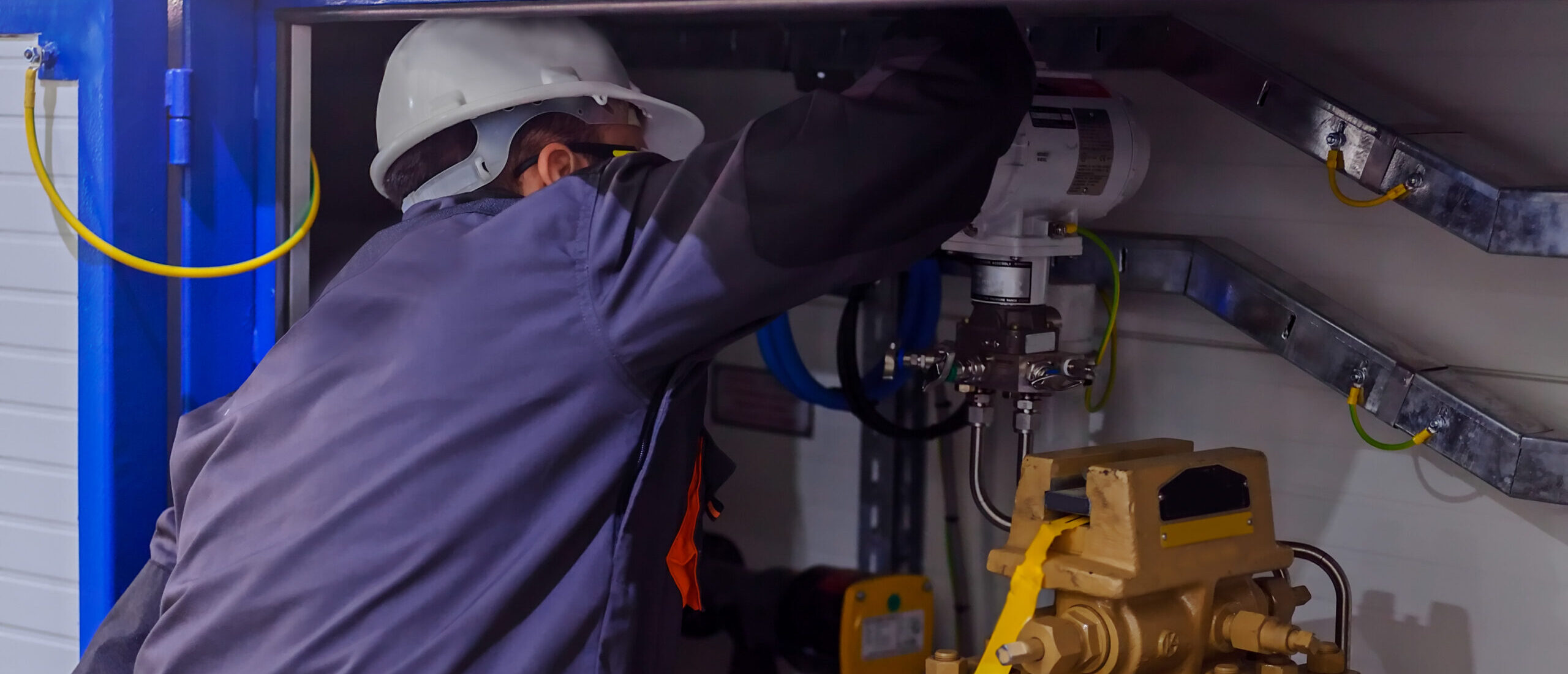 Pumpen Notdienst – professioneller Servicetechniker bei der Pumpenprüfung