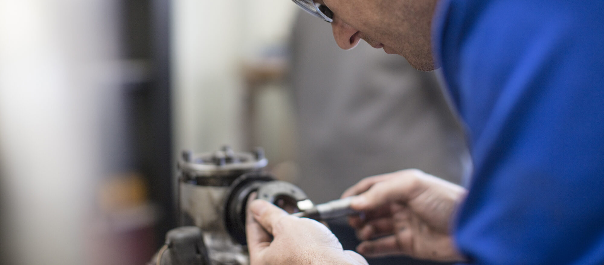 Servicetechniker prüft Betriebspunkt einer Pumpe – Pumpenkennlinie verstehen in der Praxis