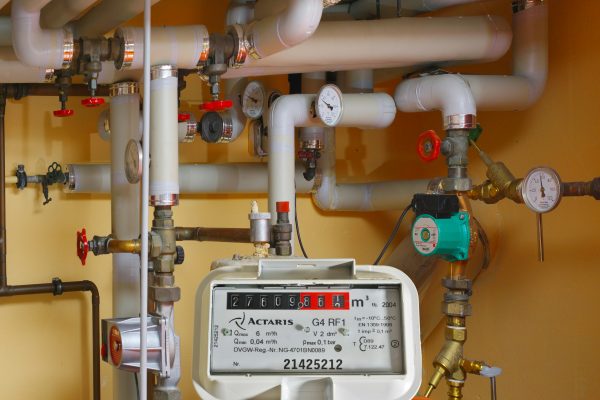 Heizungstechnik. Rohre, Messgeräte und Anzeigegeräte im Heizungsraum